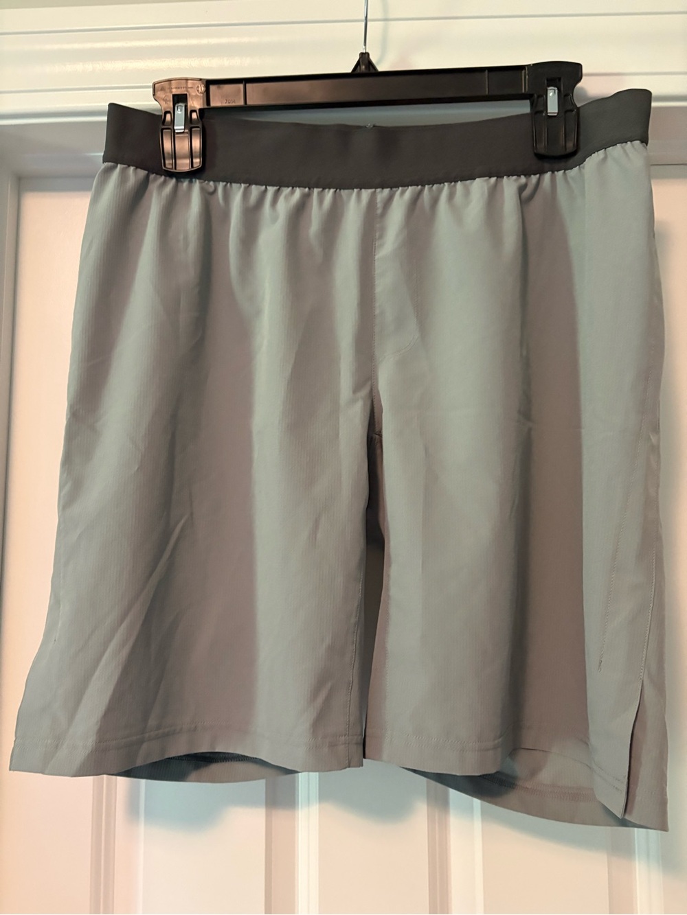 Pearl Izumi Pedal to  Zero Light Gray Athletic Shorts with Black Waistband